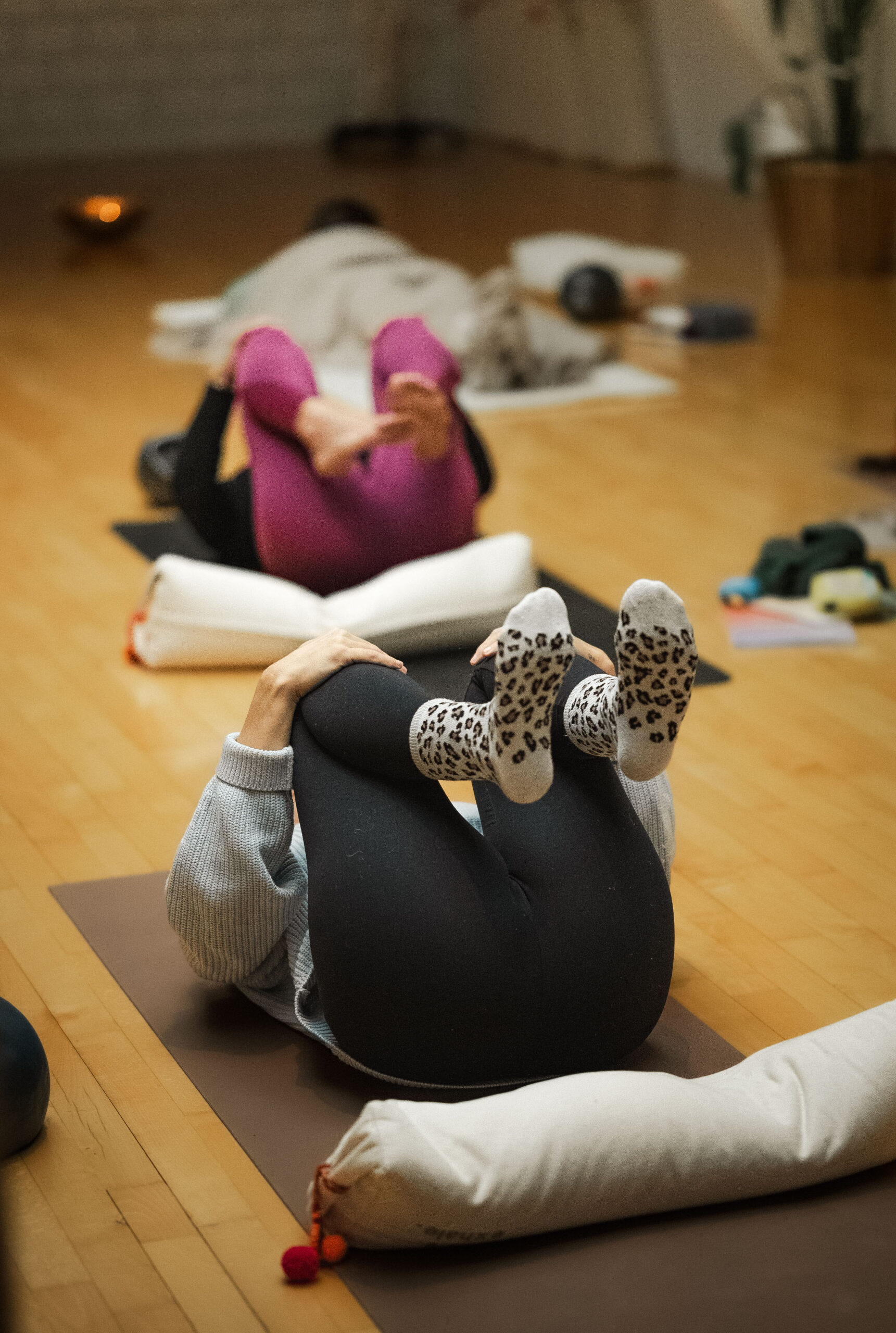 Gruppe in der gemeinsamen Praxis im Yoga Atelier Bern